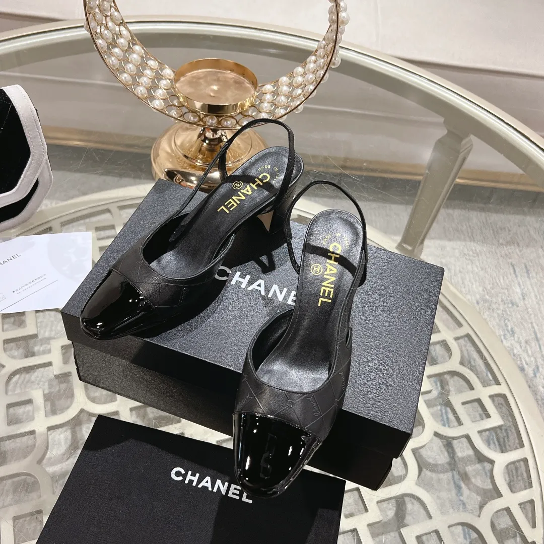 👟👟Ex-factory price 540👟👟 CHANEL Xiangjia 24vs spring and summer new fashion sandals series... Chanel is a very comprehensive noble fashion lifestyle brand. The same models are sold by major fashion bloggers and celebrities in Hong Kong, the United States, and other countries. They are simply beautiful. I fall in love with elegance and the playful sense of the future. I want to own them right away just by looking at them. But you can really think about a pair of exquisite high heels. This series is specially designed for extraordinary and indifferent ladies to create a unique overall effect. CHANEL designs products that inspire women to move forward and highlight their charm... 1️⃣Material: Original customized patent leather + imported sheepskin 2️⃣Inner lining: Original customized imported sheepskin 3️⃣Feet: Original customized imported sheepskin 4️⃣Outsole: Genuine leather sole imported from Italy 5️⃣Heel height: 2.5cm/6.5cm/9cm 6️⃣Number: 34-43 (34.40.41.42.43 customization is not returnable) 7️⃣Packaging: The latest and exquisite full set of packaging at the counter